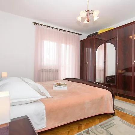 Lucy's Place Apartment Split