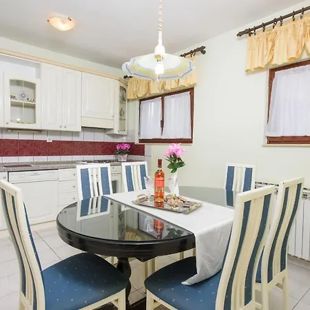 Lucy's Place Apartment